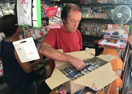 Criminoso furta R$ 6 mil em figurinhas da Copa em banca de São José dos Campos