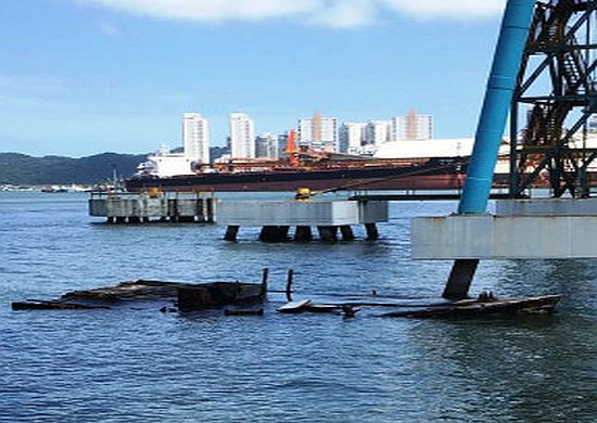 Barco ‘fantasma’ aparece em SP, vira mistério e acaba saqueado