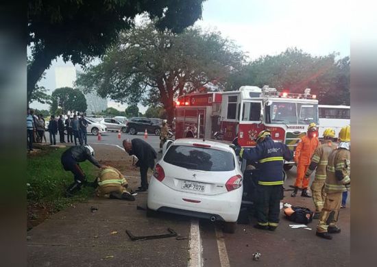 Mulher é atropelada na calçada em frente ao Ministério da Saúde