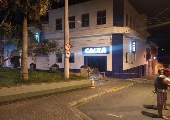 Quadrilha explode caixas eletrônicos e faz reféns em Salesópolis