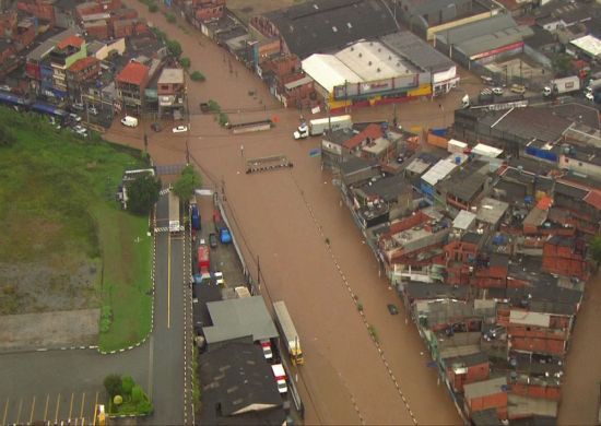 Chuva causa alagamentos na Grande SP e deixa regiões da capital em estado de atenção