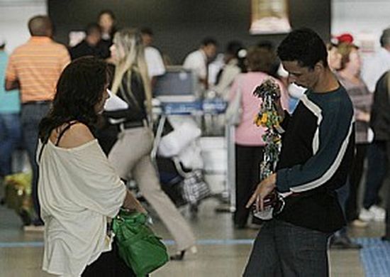 Ambulantes circulam no aeroporto de Guarulhos vendendo de tudo