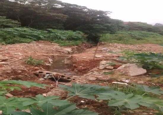 Córrego do Jardim Santa Paula não dá descanso aos moradores