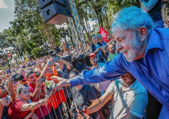 Caravana de Lula é alvo de tiros em Curitiba