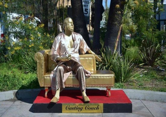 ESTÁTUA COM TESTE DO SOFÁ DE HARVEY WEINSTEIN É EXPOSTA EM HOLLYWOOD