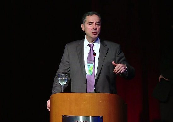 Barroso diz que Brasil viveu ‘pacto oligárquico’ para saquear o estado