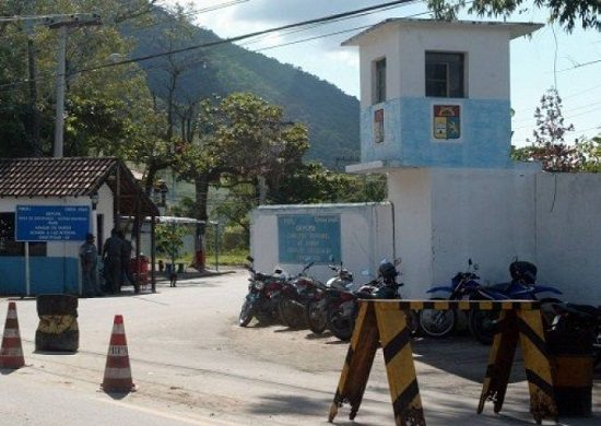 Agentes penitenciários acham ao menos 20 celulares em celas de Bangu