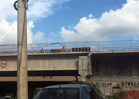 Viaduto do Trevo de Bonsucesso recebe guarda corpo e barreiras de concreto