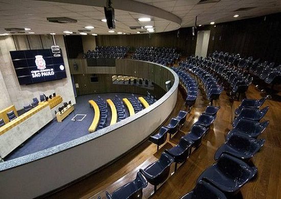 Justiça determina suspensão de mais de mil cargos da Câmara de SP