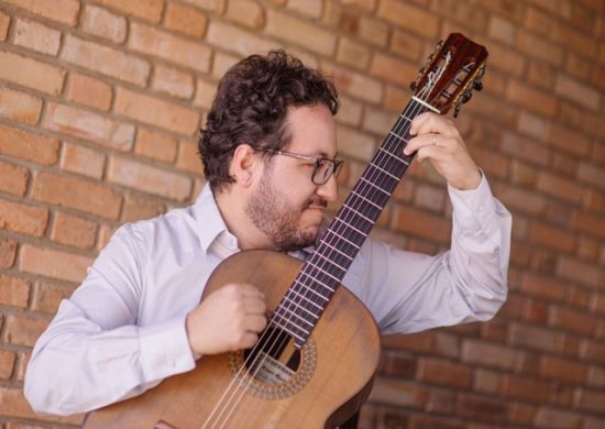 Cemear recebe masterclass e recital com o violonista Alvaro Henrique