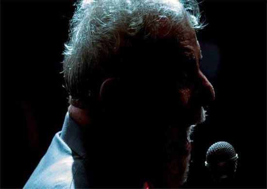 Em primeira manifestação do cárcere, Lula diz que continua desafiando a Lava-Jato