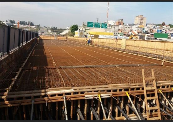 Concretagem de laje do trevo da Jacu Pêssego exige desvio de tráfego na Via Dutra amanhã (21/04) em Guarulhos (SP)
