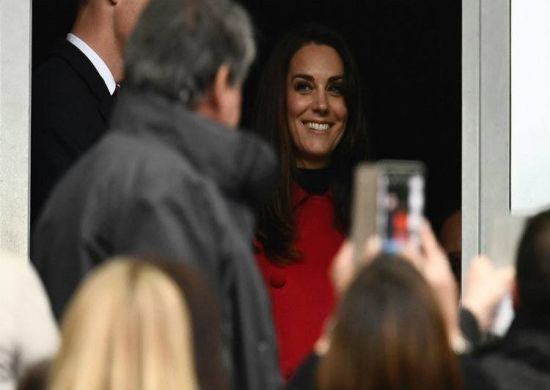 Kate Middleton dá à luz um menino, seu terceiro filho