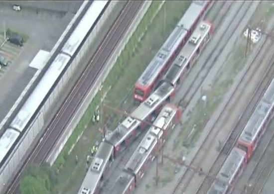 Trem da CPTM descarrila no centro de São Paulo