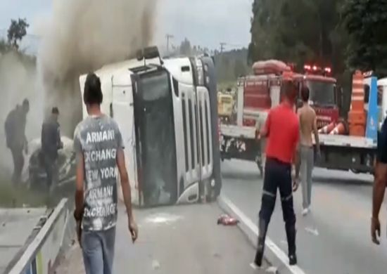 Caminhão carregado de doces tomba sobre carro e mata duas crianças em SP