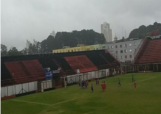Debaixo de chuva, Guarulhos vence União Mogi pela 2° divisão