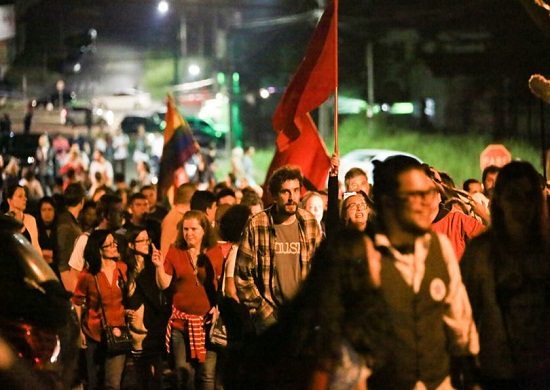 Lula passa primeira noite em cela da PF e militância promete vigília