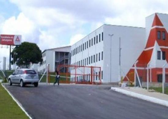 Duas alunas ficam feridas ao serem atingidas por labareda de fogo em faculdade em São José