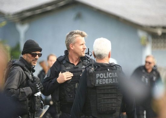 Agente gato da Polícia Federal chama a atenção na prisão de Lula