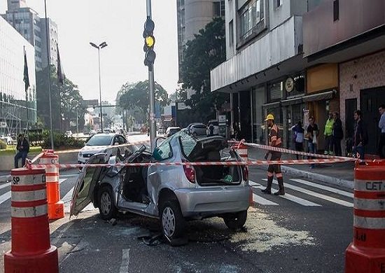 Acidente entre carro e ônibus deixa seis feridos no centro de SP