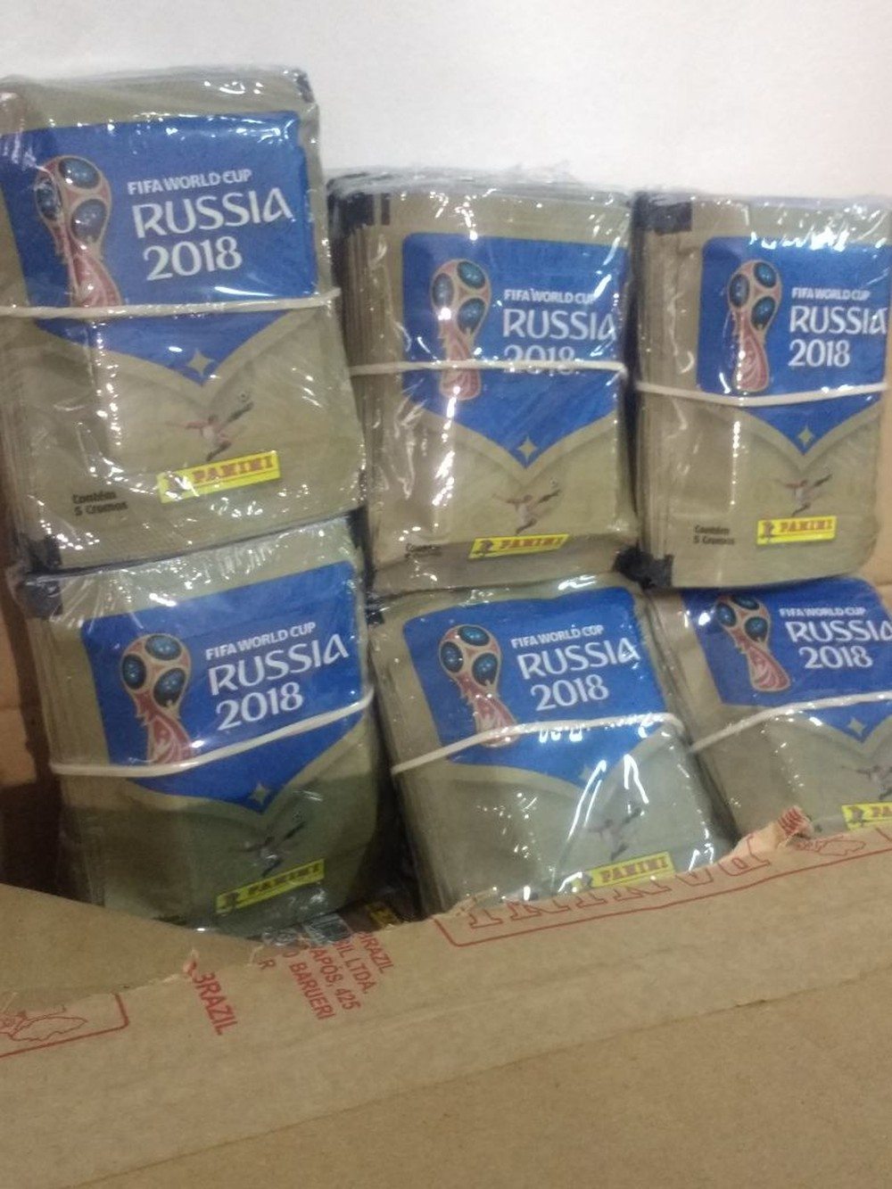 Funcionário de distribuidora de revistas é preso suspeito de furtar milhares de figurinhas da Copa do Mundo