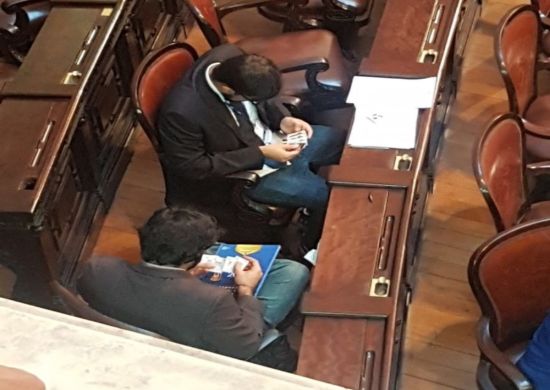 Assessores parlamentares que trocaram figurinhas em sessão na Alerj são exonerados