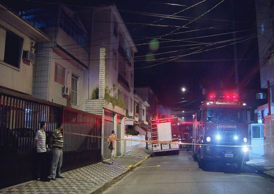 Cobertura pega fogo e prédio é evacuado pelos bombeiros em Santos