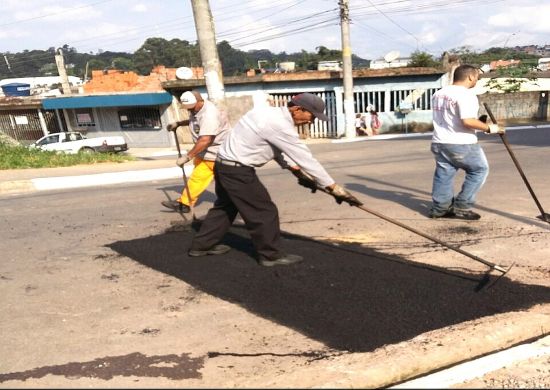 PROGUARU INFORMA Ruas da região do Pimentas recebem manutenções do tapa-buracos
