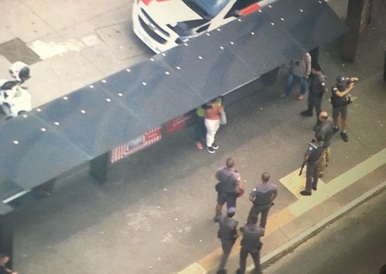 Mulher faz passageira de refém em ponto de ônibus em SP