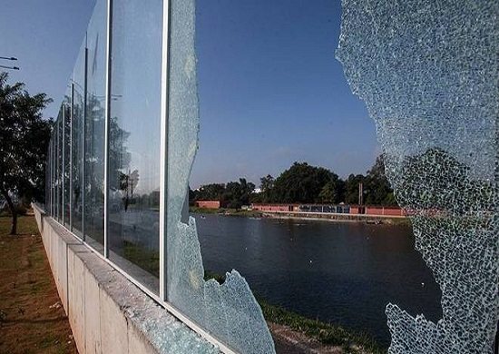 Muro de vidro da USP amanhece quebrado pela 3ª vez em 20 dias