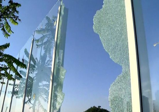 Homem é preso por furtar coluna de sustentação de vidro do muro da USP