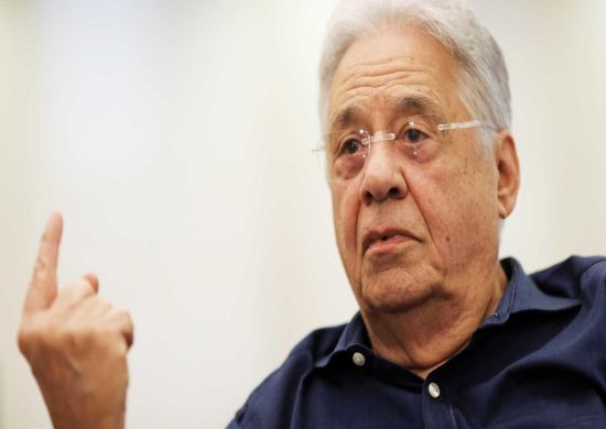 FHC diz que reagiria com tristeza a possível prisão de Aécio