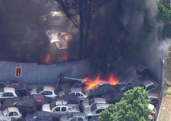 Incêndio de grandes proporções atinge carros no pátio da CET, em SP