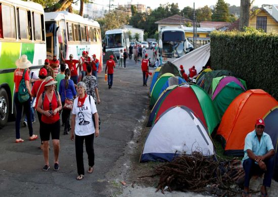 Justiça fixa multa diária de R$ 500 mil a manifestantes ao redor da Polícia Federal