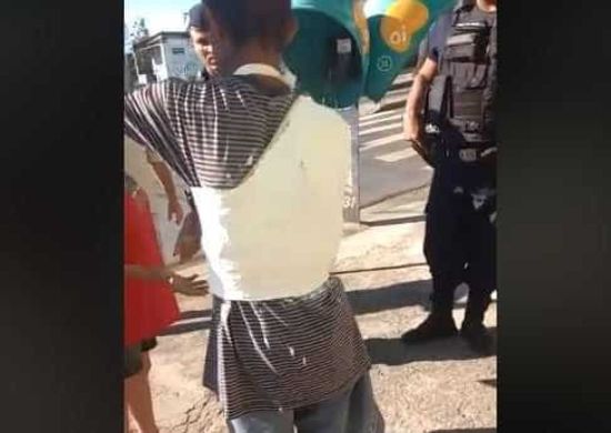 Idoso tem braço e tronco engessados por cima de roupa em UPA de BH