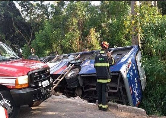 Acidente com ônibus deixa 13 feridos em Mogi das Cruzes (SP)