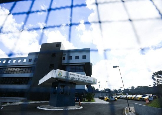 Juíza veta a entrada de 13 deputados na cela de Lula