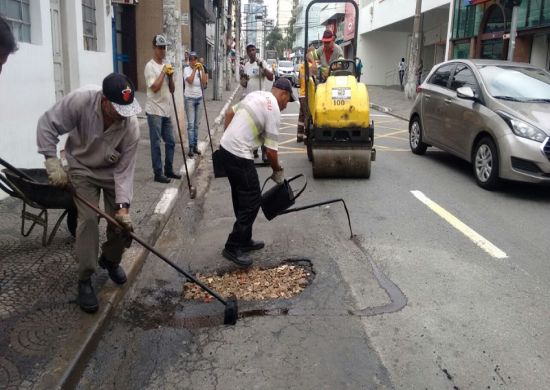 Proguaru informa: Serviço de tapa-buracos é executado em diversas vias da cidade