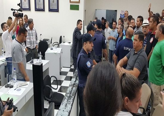 Câmara de Votorantim tem tumulto após votação de reajuste para servidores ser adiada