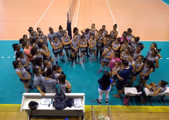 Líbero da Seleção Brasileira de Vôlei visita elenco da Aprov-Guarulhos