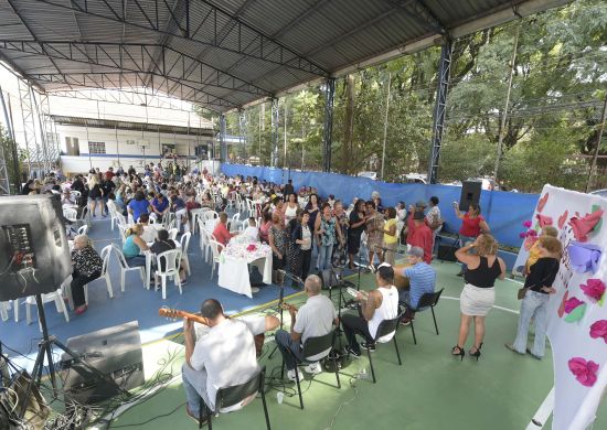 Mais de 300 idosos celebram o Dia das Mães no CCI Gopoúva