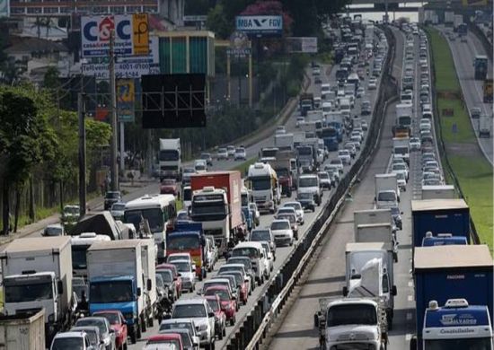 Colisão entre moto e carreta interrompe tráfego na pista expressa da Via Dutra em Guarulhos