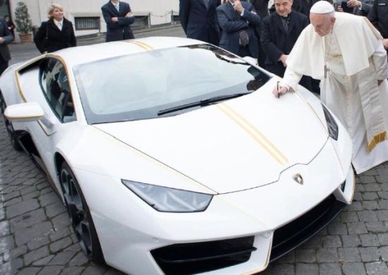 Lamborghini do Papa Francisco arrecada R$ 3 mi em leilão