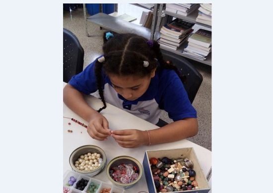 Biblioteca José Mignella oferece oficina de pulseiras gratuita