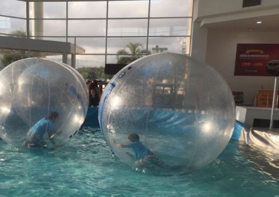 Garotada de Guarulhos se diverte em bolha gigante com a Acqua Ball, no Shopping Bonsucesso