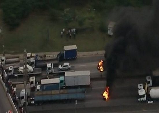 Fernão Dias, Anchieta e Presidente Dutra enfrentam lentidão devido aos protestos que são realizados há três dias em todo país