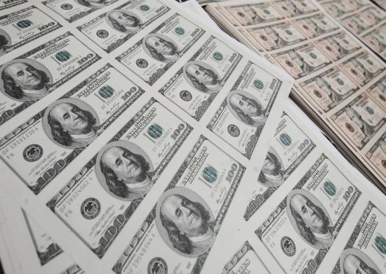 Dólar cai para R$ 3,64 com exterior favorável e intervenção do BC