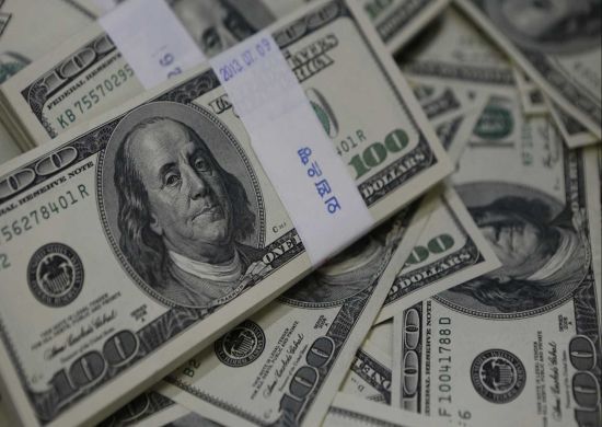 Dólar vai a R$ 3,70 com exterior e após BC manter juro