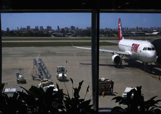 Greve afeta abastecimento de aviões; aeroportos têm combustível até 6ª