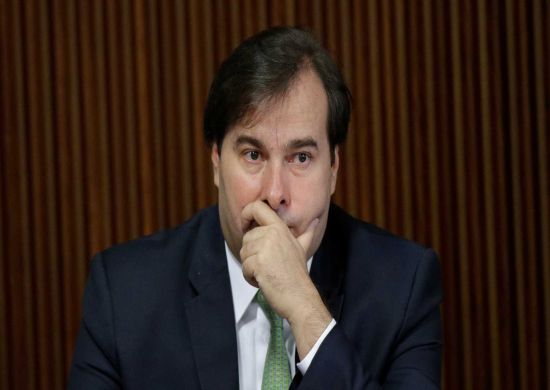 Rodrigo Maia convoca deputados a retornar a Brasília